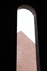 889516