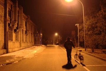 昏黄路灯下的夜行人