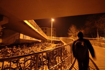 昏黄路灯下的夜行人