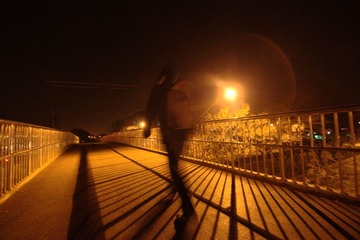 昏黄路灯下的夜行人
