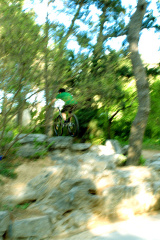 玩自行车特技的人