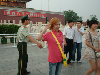 5月34日傍晚，天安门前照到此一游照的路人和试图驱散路人的武警