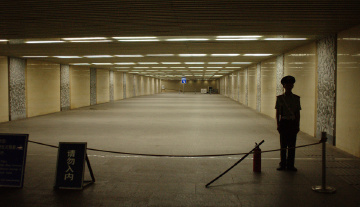 5月34日傍晚，告示牌，警戒线，棍子，灭火器，武警