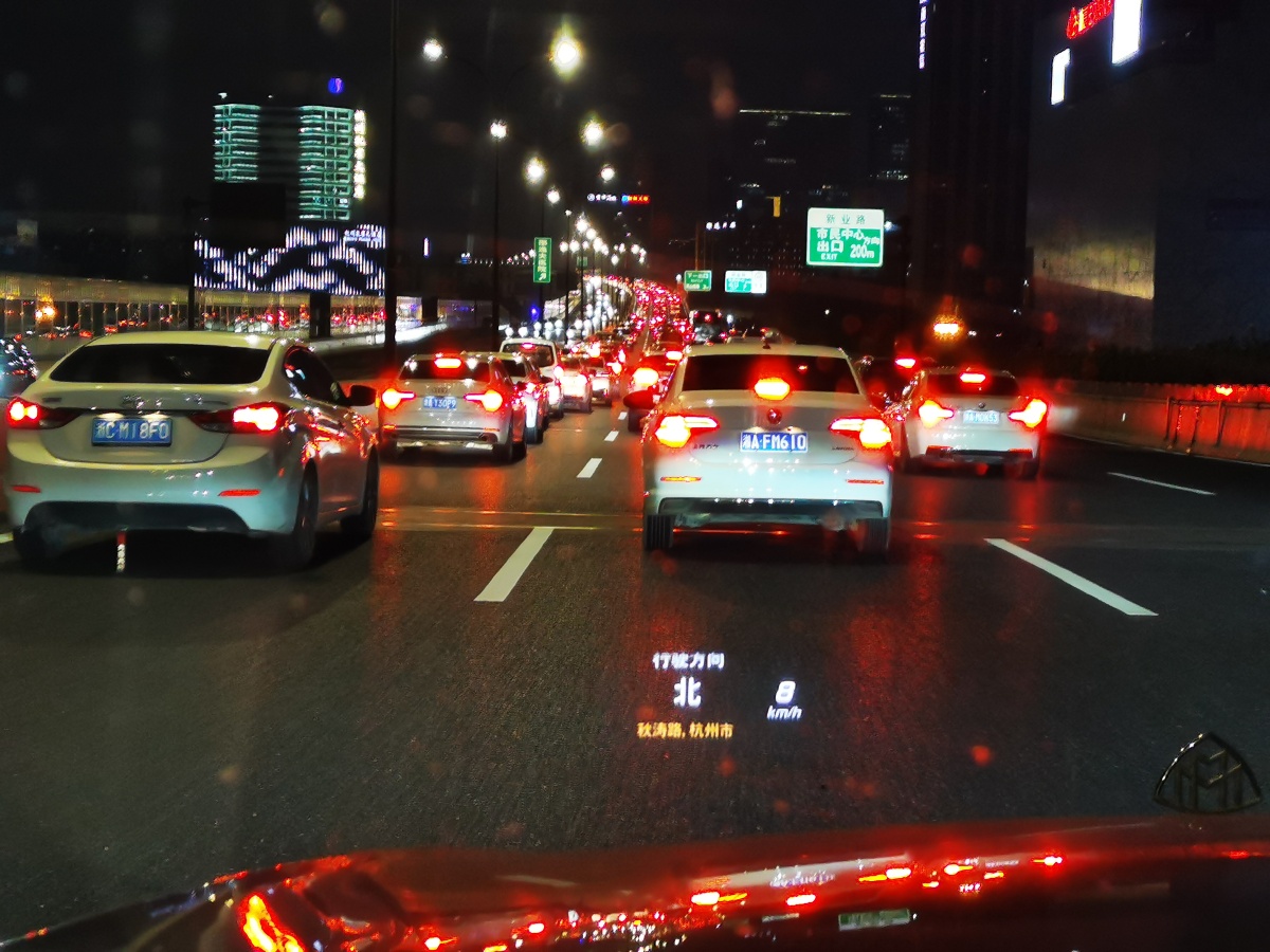 早已习惯的堵车,深夜的杭州.