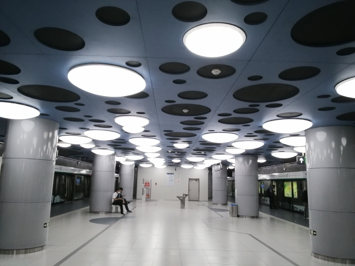 顶饰圆灯灿若星空地铁站装饰之八号线奥林匹克公园站
