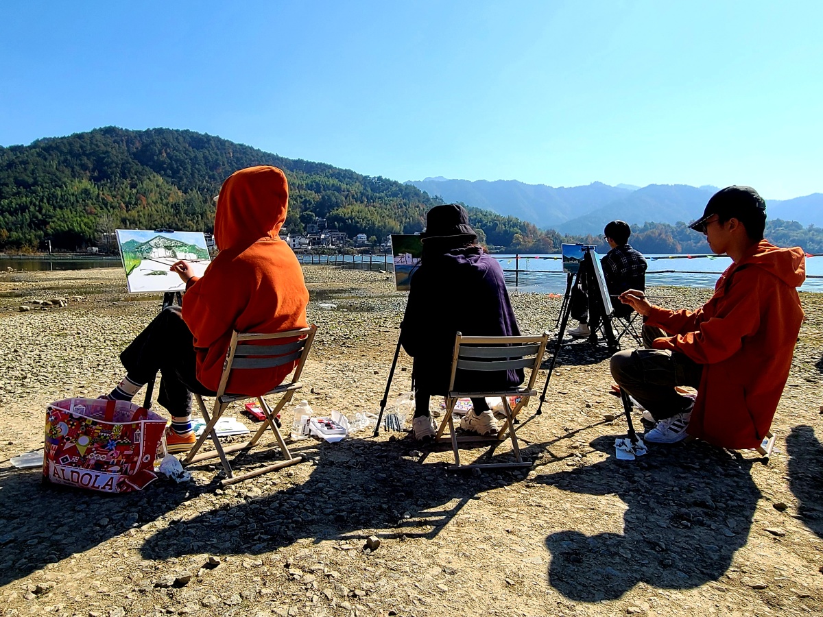 正在写生的年轻人