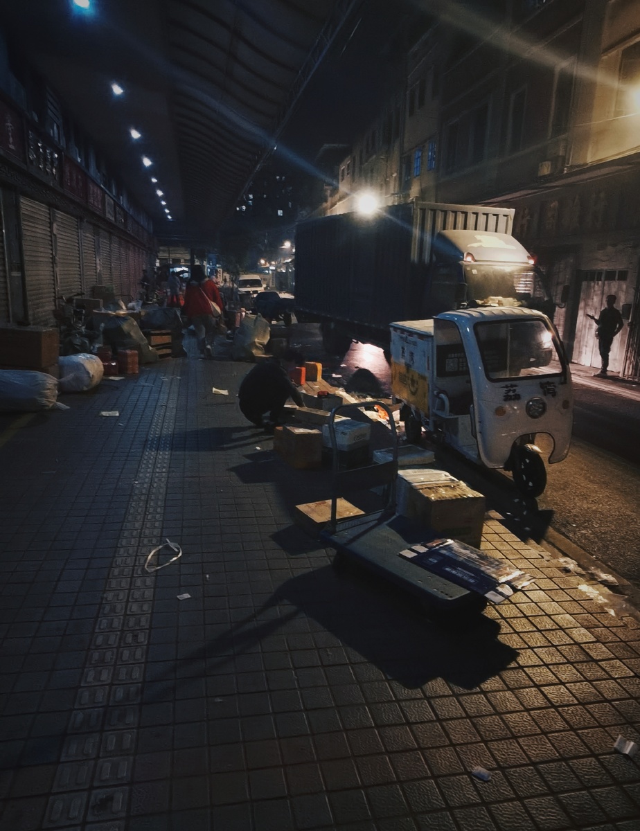 凌晨勤劳的快递员