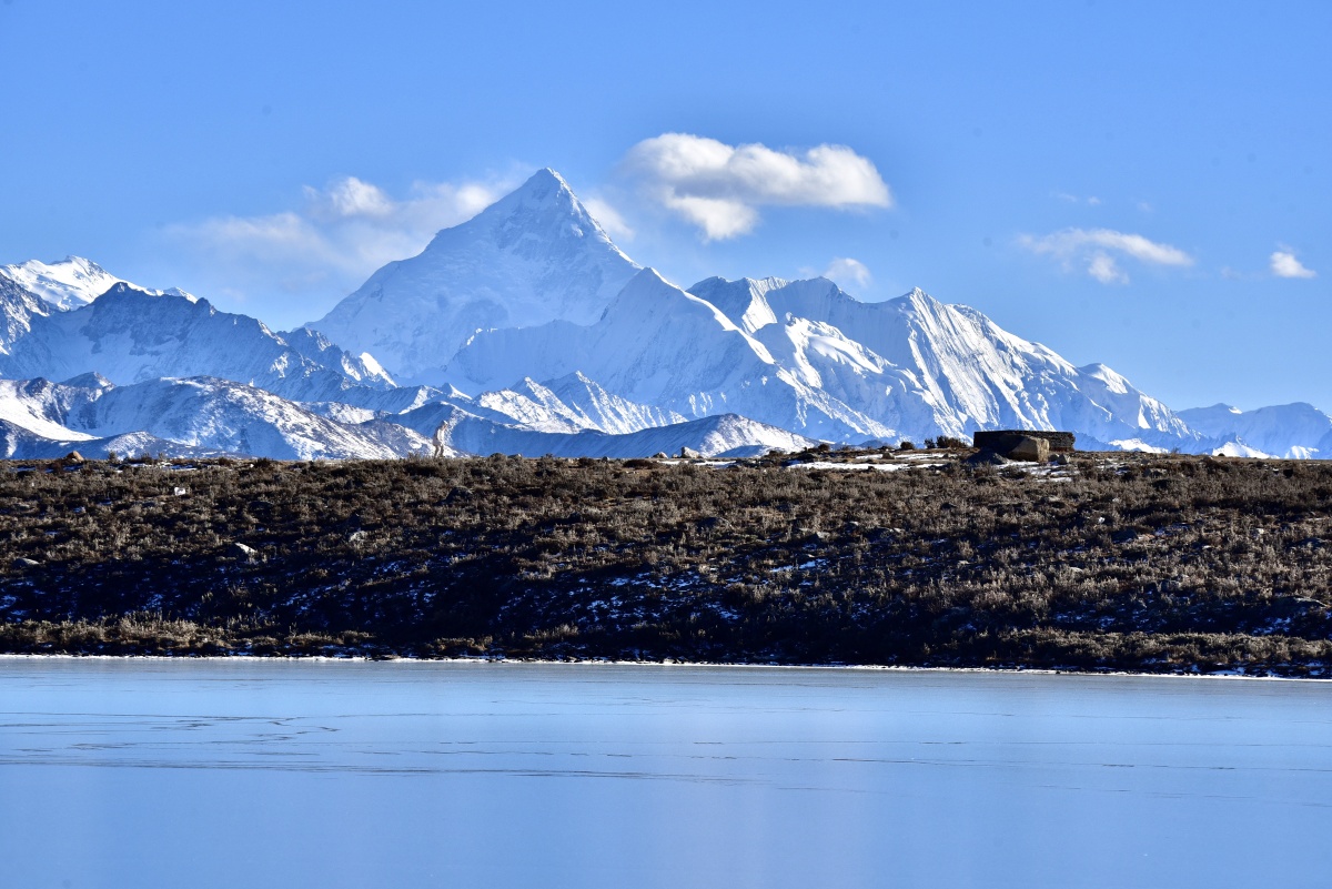 远处的贡嘎雪山在阳光的照射下显得分外壮美横埂下的斯丁措湖面已经