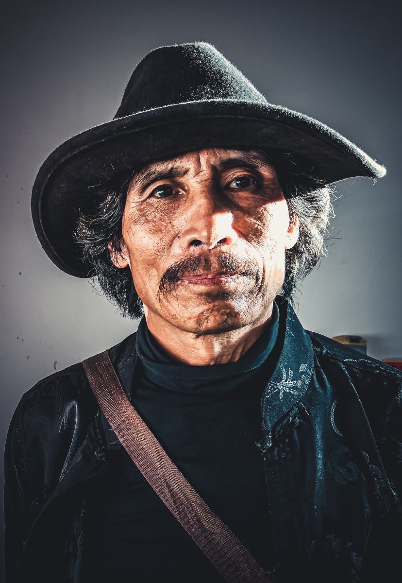 怒江边疆的一个小村庄偶遇一个傈僳族汉子觉得有点异域的感觉