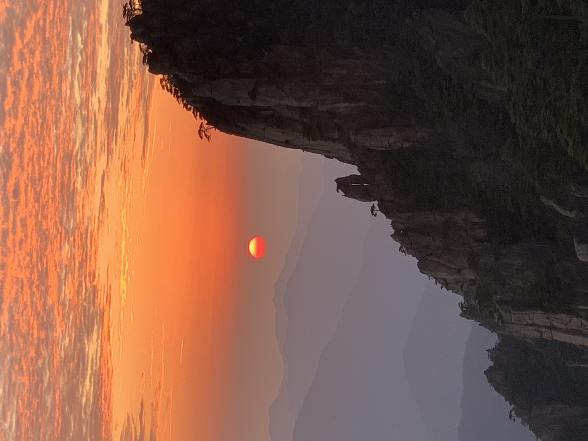 奇松,怪石,火烧云,夕阳构成了黄山美好的落日场景.