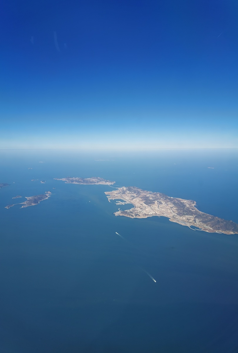 飞机海上航线俯视下海岛鸟瞰景色