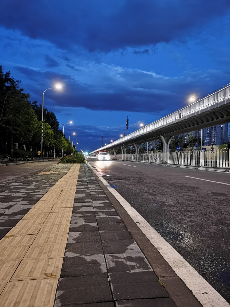 阵雨后的傍晚路灯映着天上的乌云