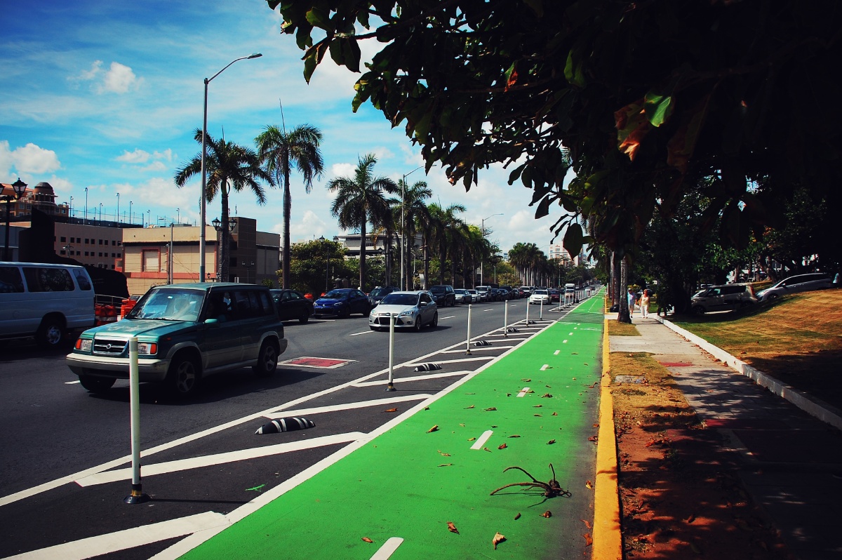 波多黎各的大街都有一条这样绿色的自行车道
