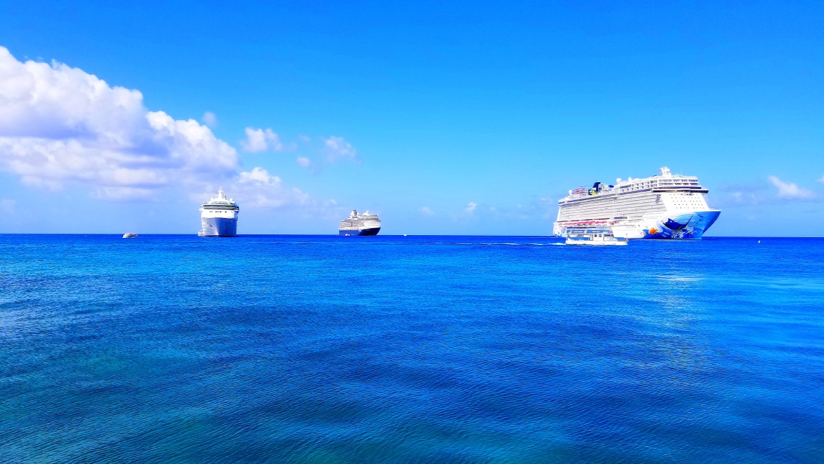 开曼群岛的码头太小了好多大船都无法靠岸但当地提供免费的接驳船来回