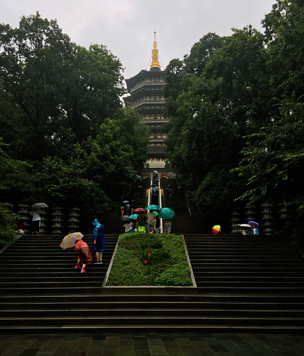 2018年盛夏登上雨中的雷音寺远眺西湖美景