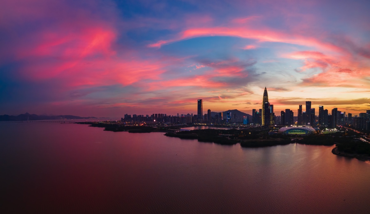 深圳湾平静的水面倒映着夏日的粉色晚霞和黄金散射光 - 凤凰涅磐2021