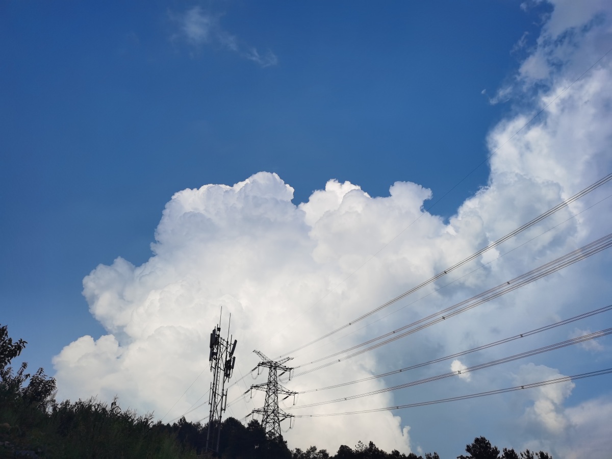 任何一个地方都不比另一个地方拥有更多的天空辛波斯卡