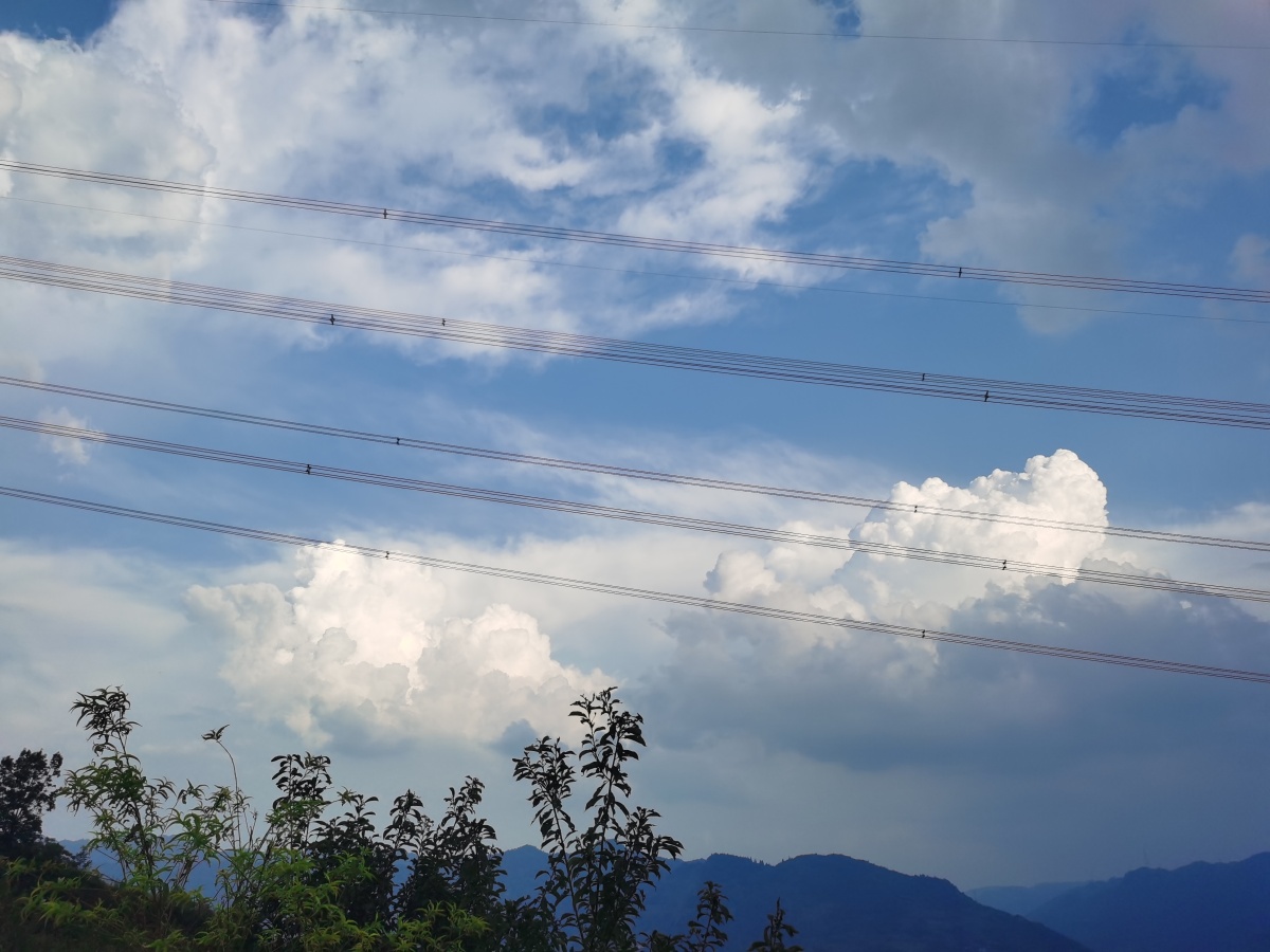 任何一个地方都不比另一个地方拥有更多的天空辛波斯卡