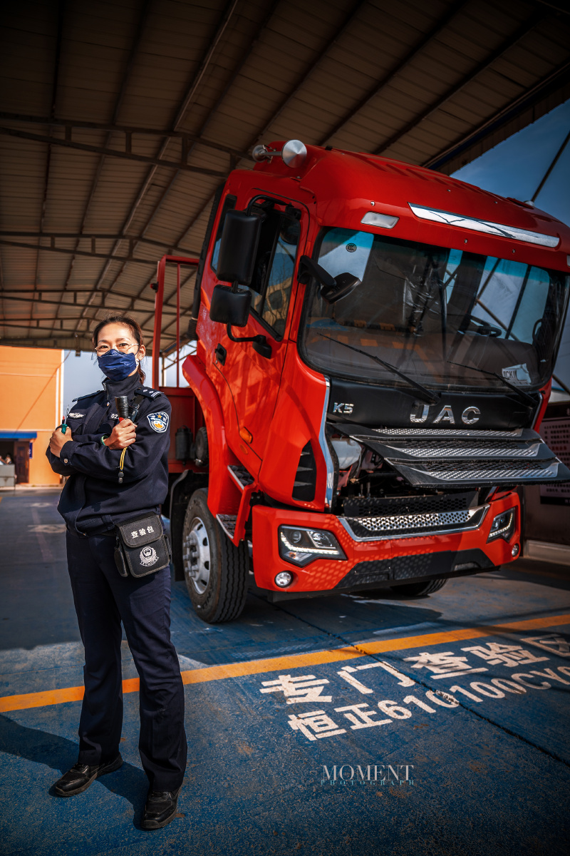 车检线上的女民警