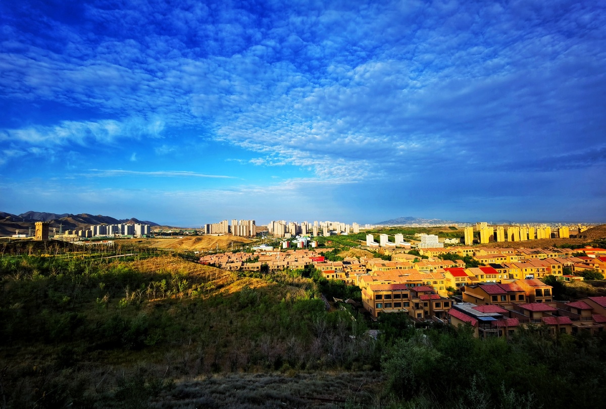 曙光清晨城市天空蓝色薄云曙光