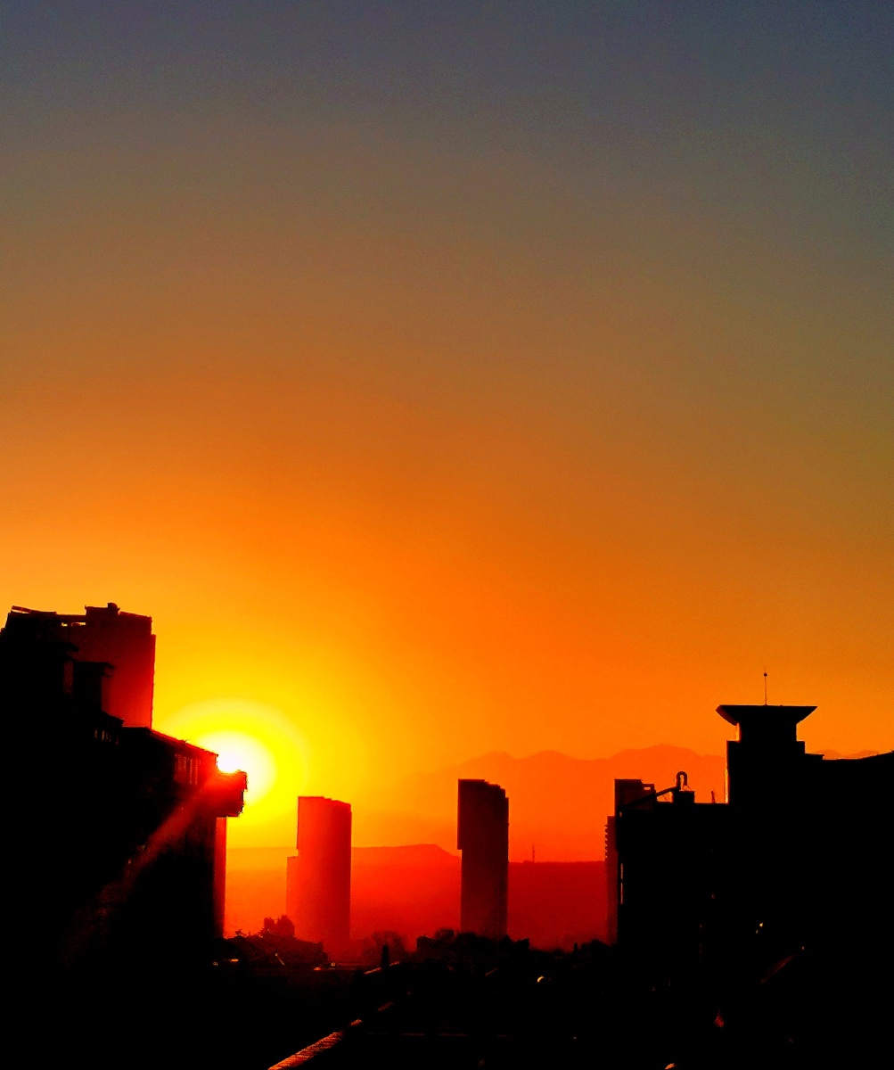 太阳出来了清晨东方城市天际线太阳