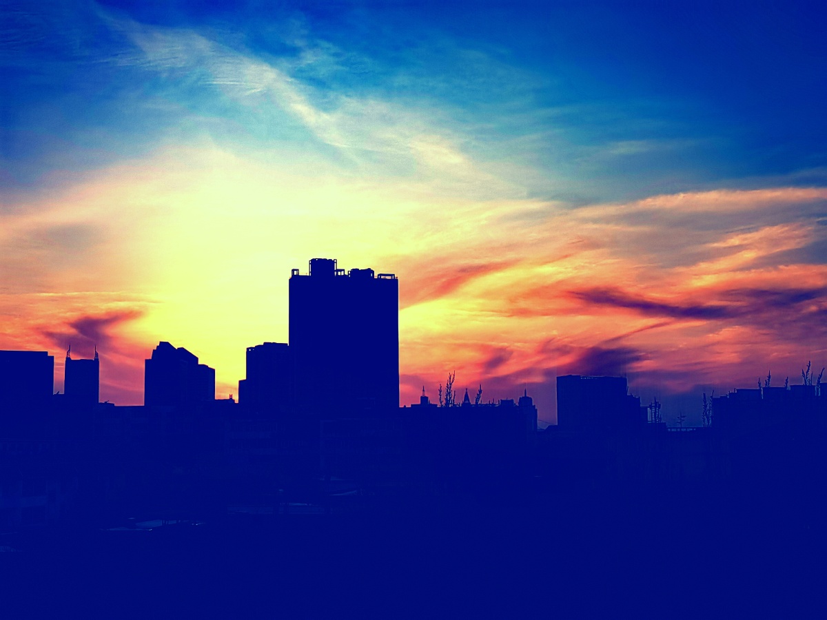 现在是三月份,春季的寒冬,冰雪消融,气水增多,傍晚的城市天空,云,霞