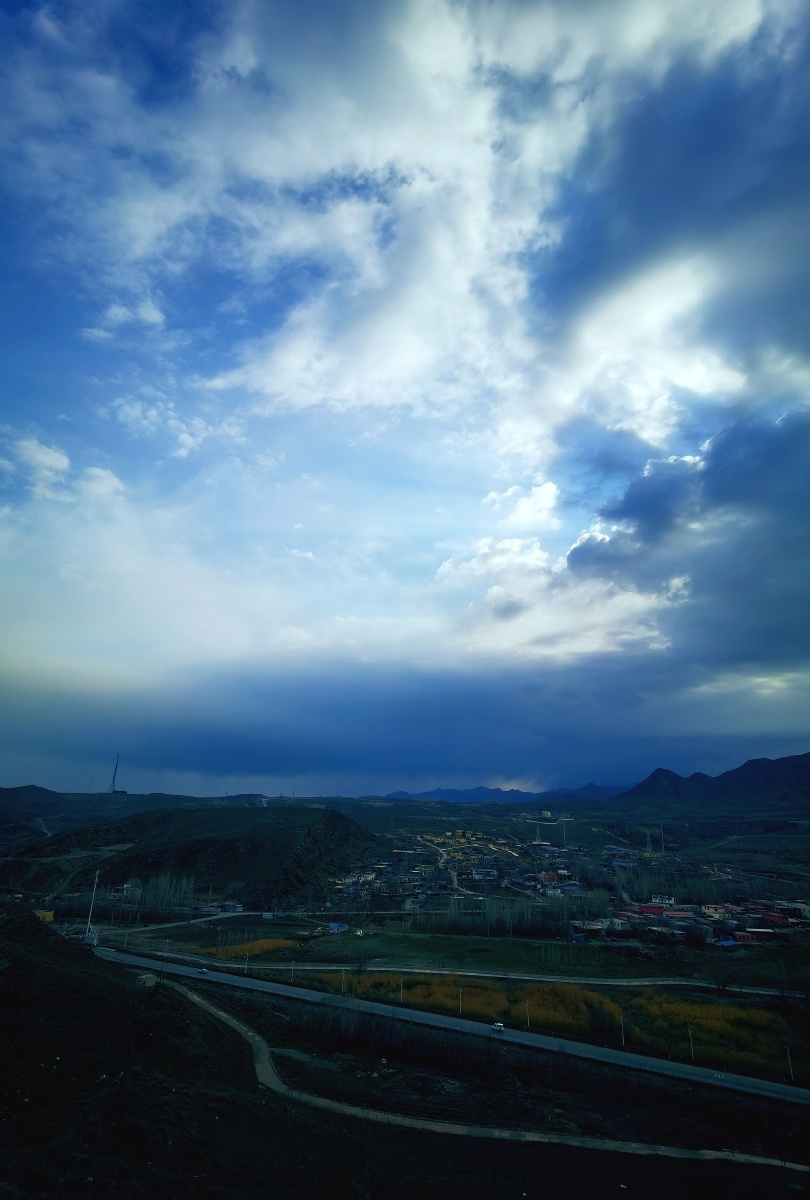 阳光雨露润天山