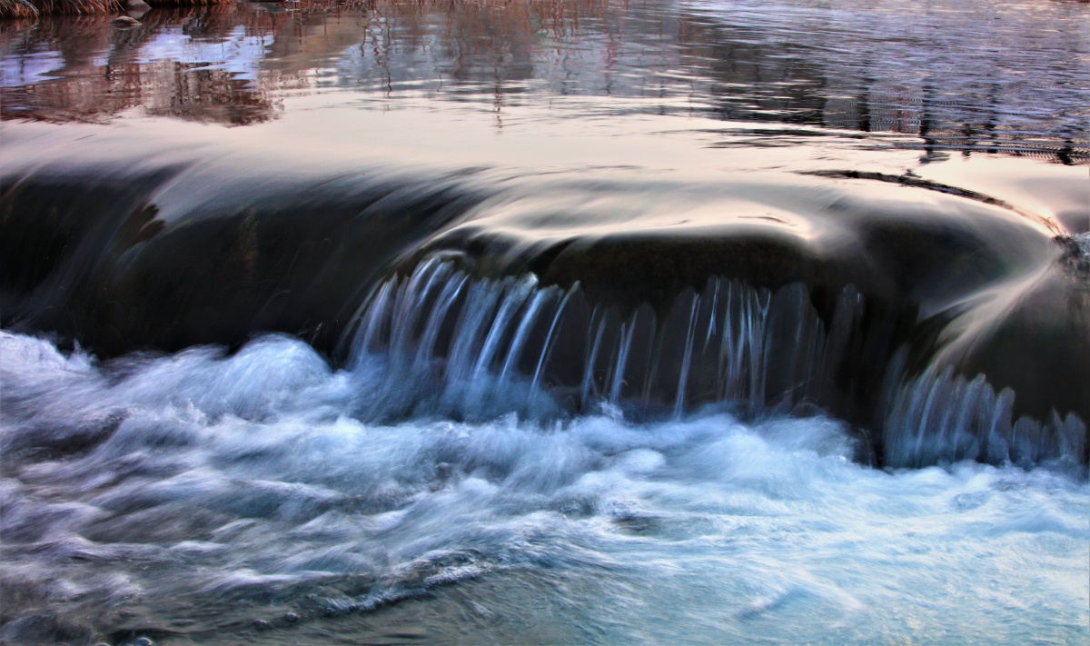 镜面瀑布水静如镜水流波涛动静各姿