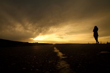 姑娘夕阳和路