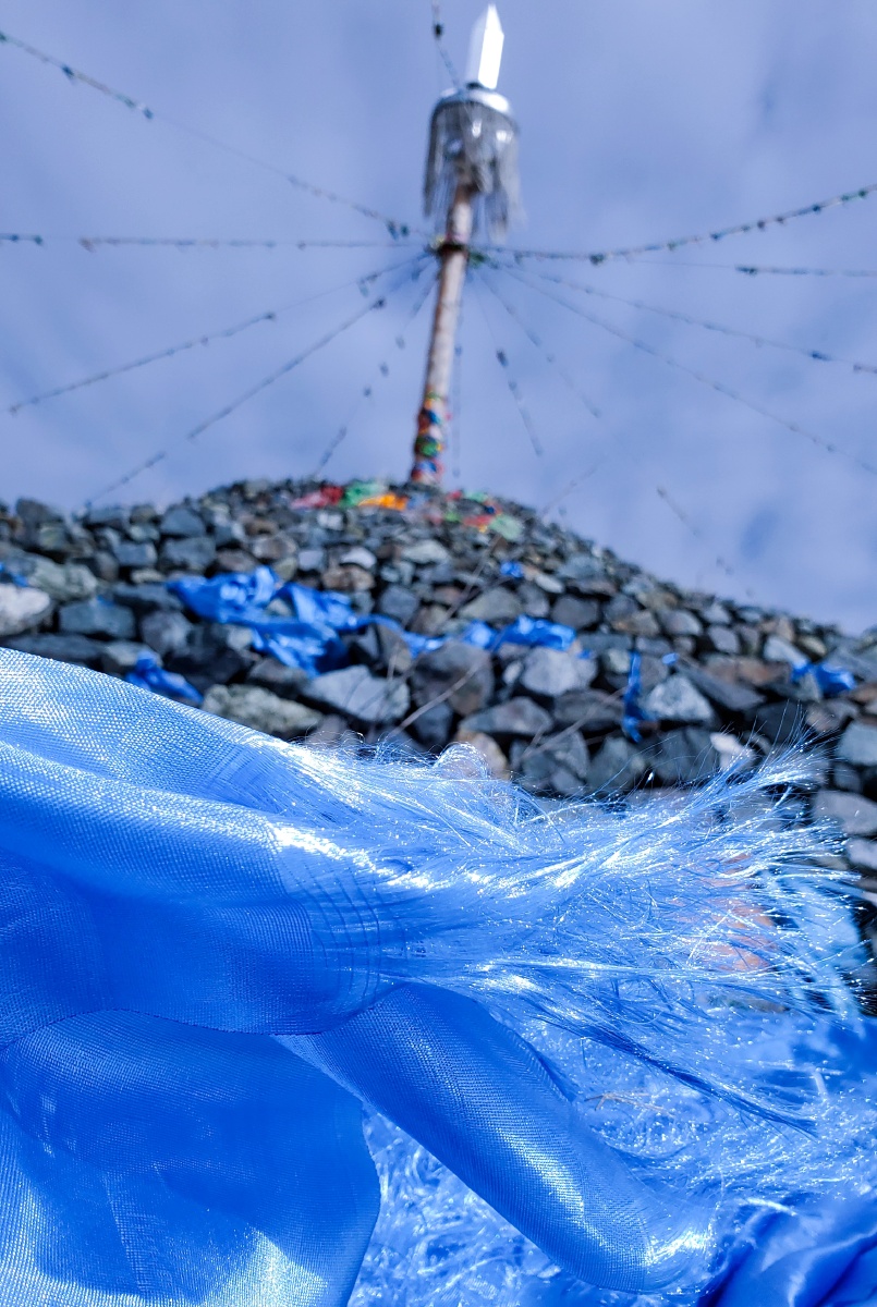 蓝色的哈达代表蓝天,也代表来客是非常尊贵的客人