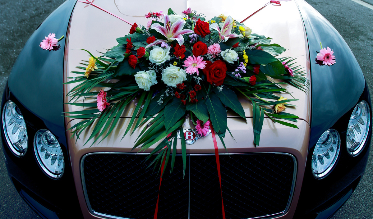婚礼鲜花头车宾利