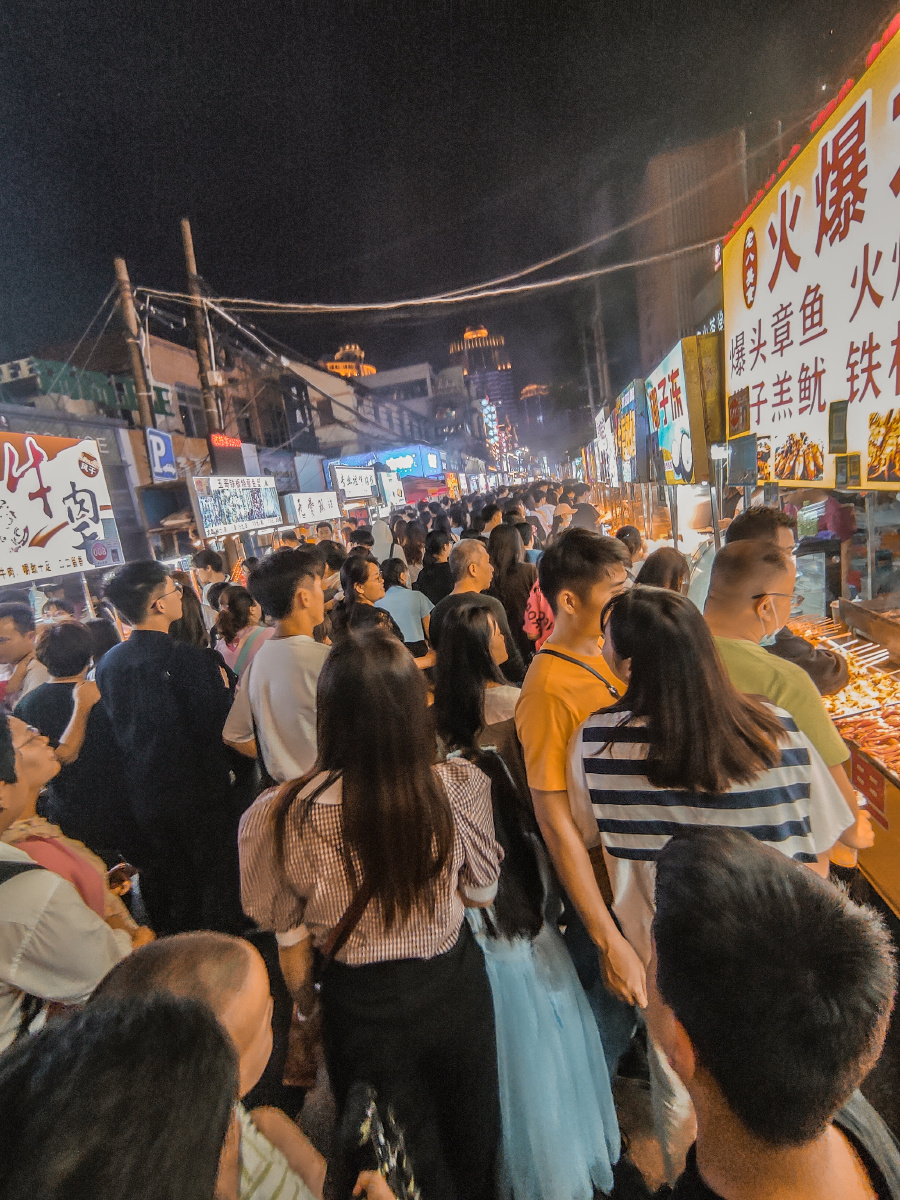 广西三月三假期南宁朝阳广场的中山路美食街