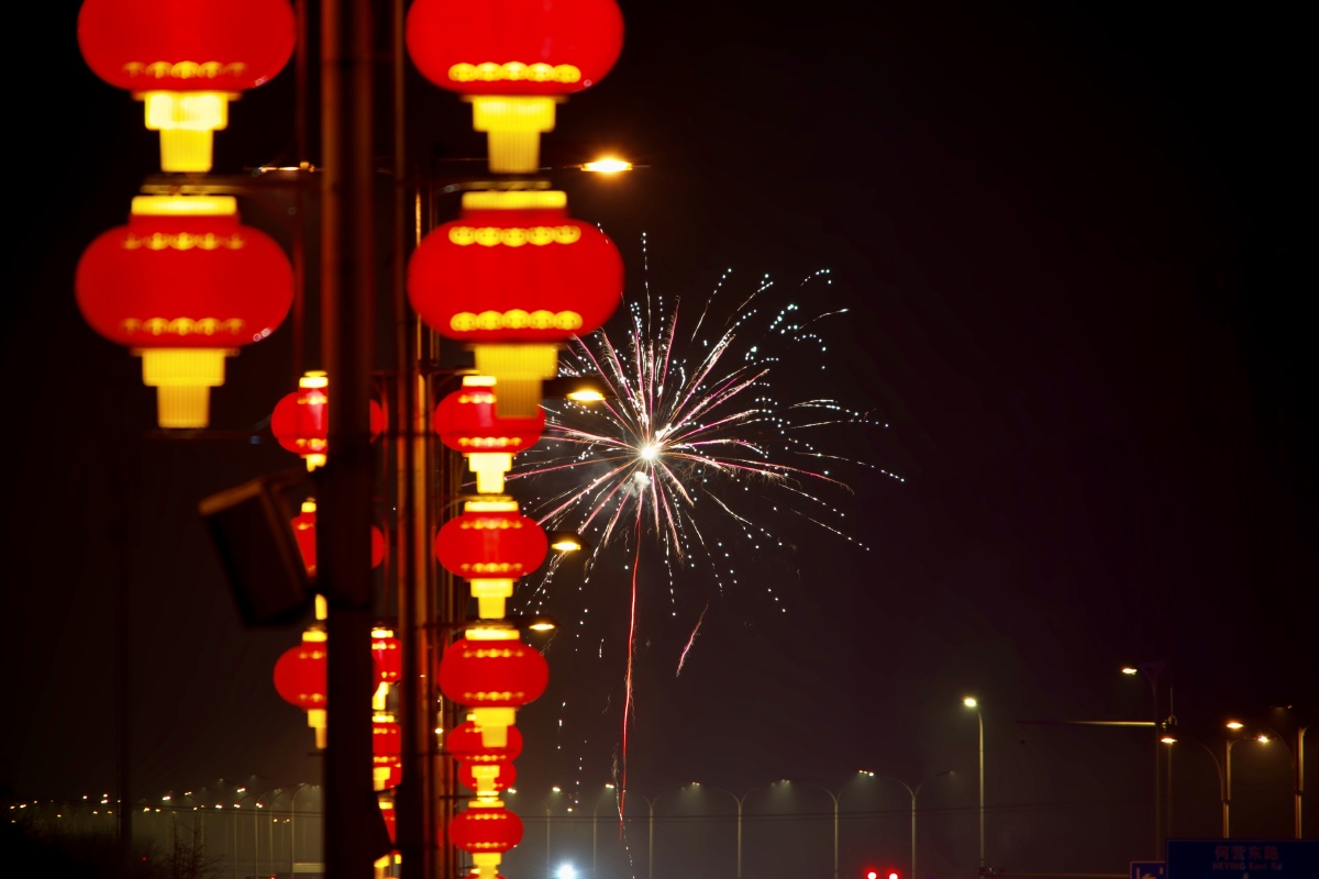 时隔两年,北京终于迎来了烟花爆竹在五环外的"解封",大家都开始燃放