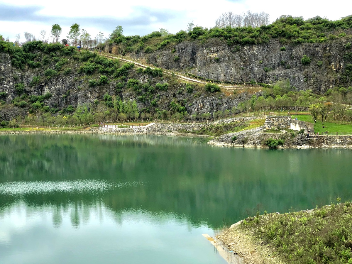 废弃的矿坑,如今蜕变为碧水,峭壁,深潭的奇妙景色～重庆渝北矿山公园