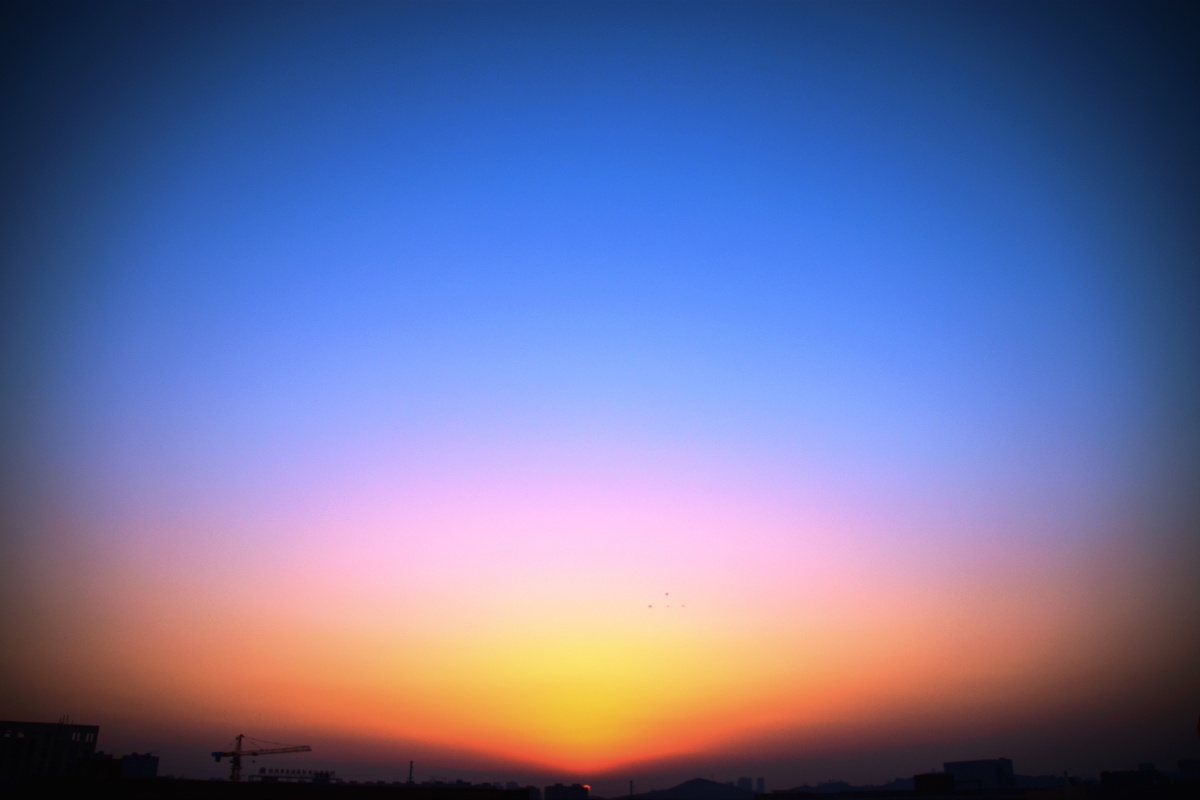 夕阳下的天空折射出彩虹般的光芒