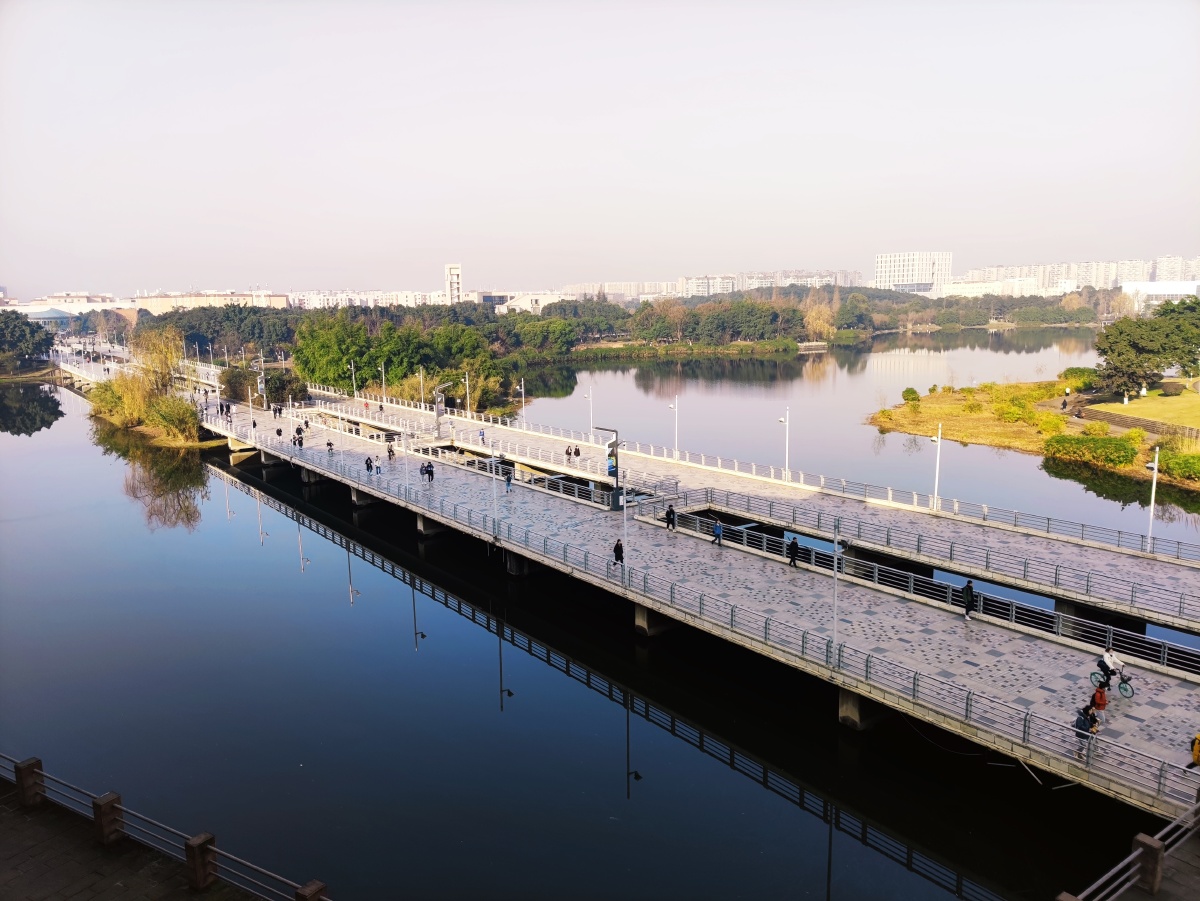 在成都冬日的温暖阳光下四川大学江安校区第一教学楼