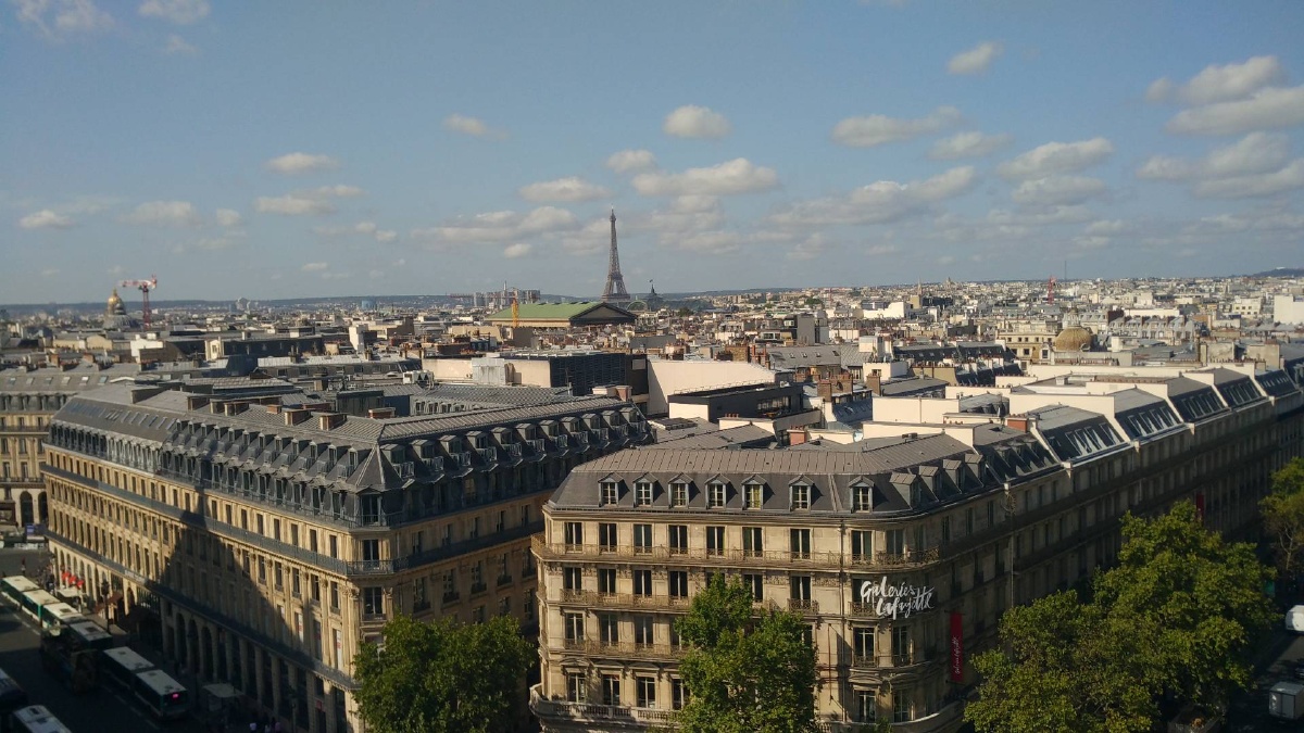 从巴黎老佛爷百货楼顶远眺埃菲尔铁塔