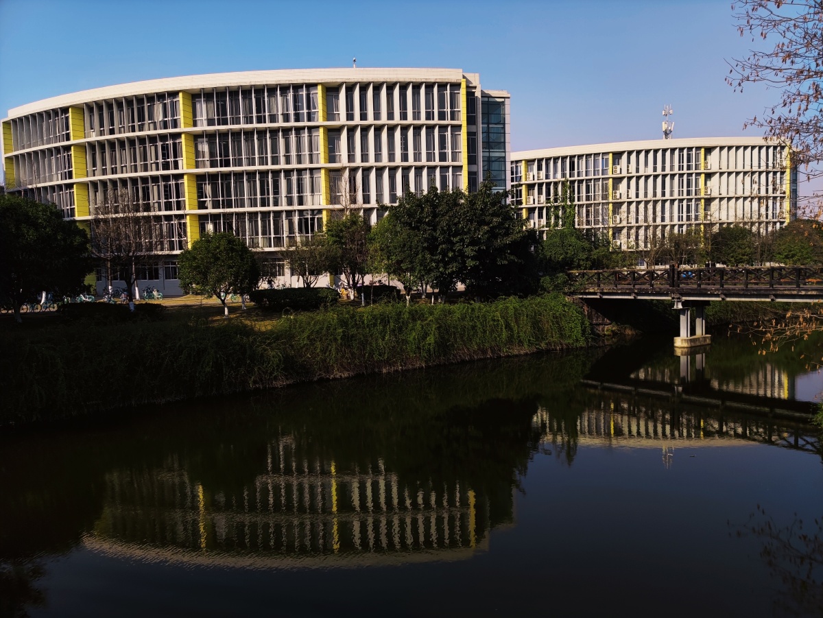 在成都冬日的温暖阳光和淡淡蓝天下四川大学江安校区第一教学楼在小