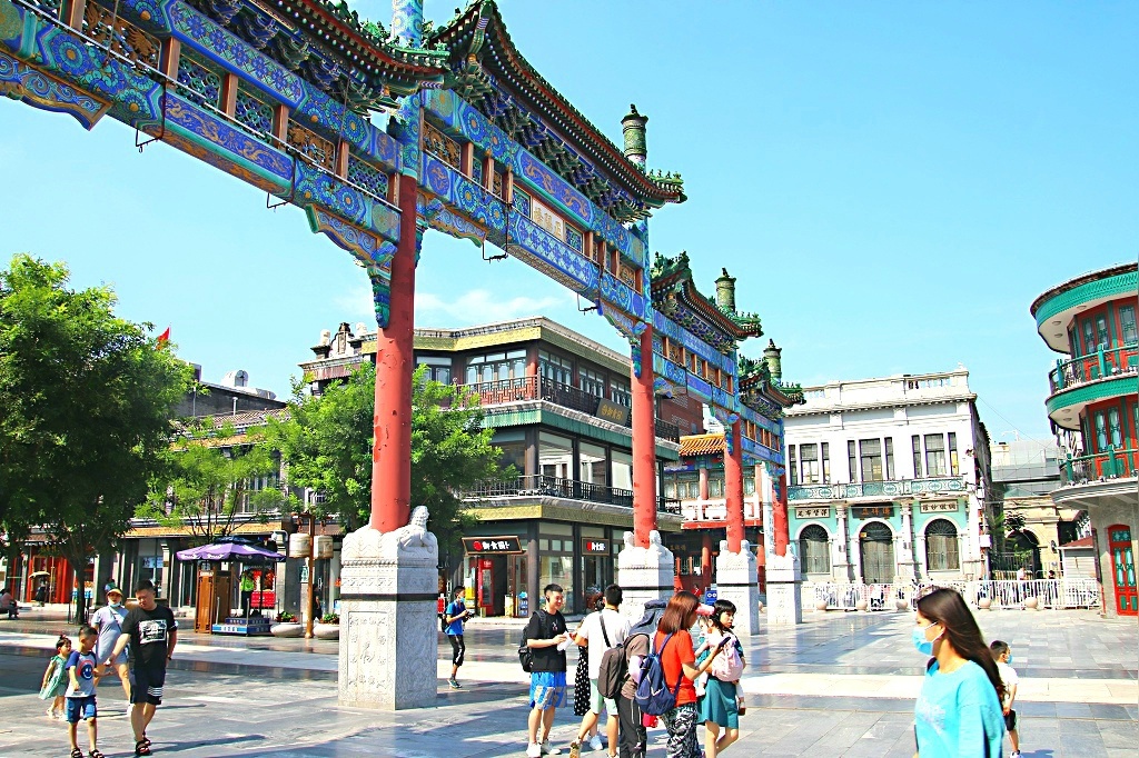 前门牌坊一摄于北京市东城区前门商业街