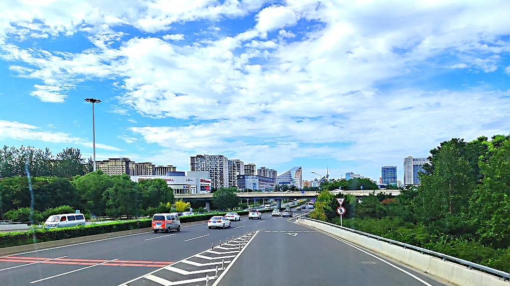 蓝天白云北京城一乘坐公交车摄于北京市南西三环主路