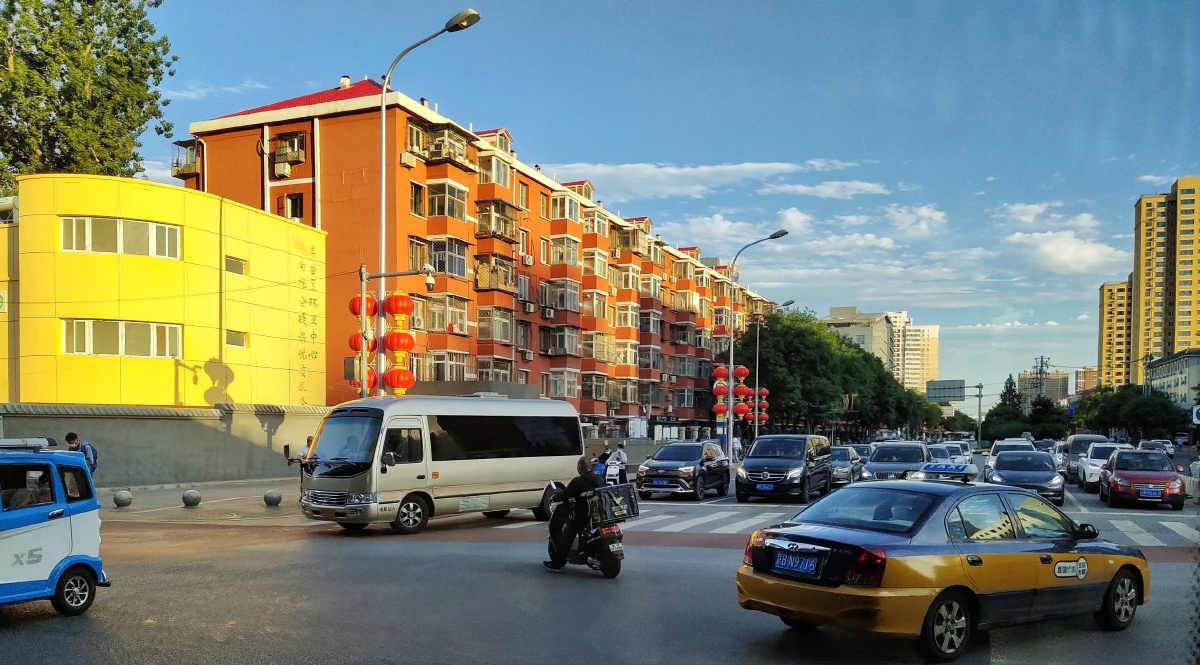 公交车上拍街景一乘坐公交车上拍摄的丰台区南四环