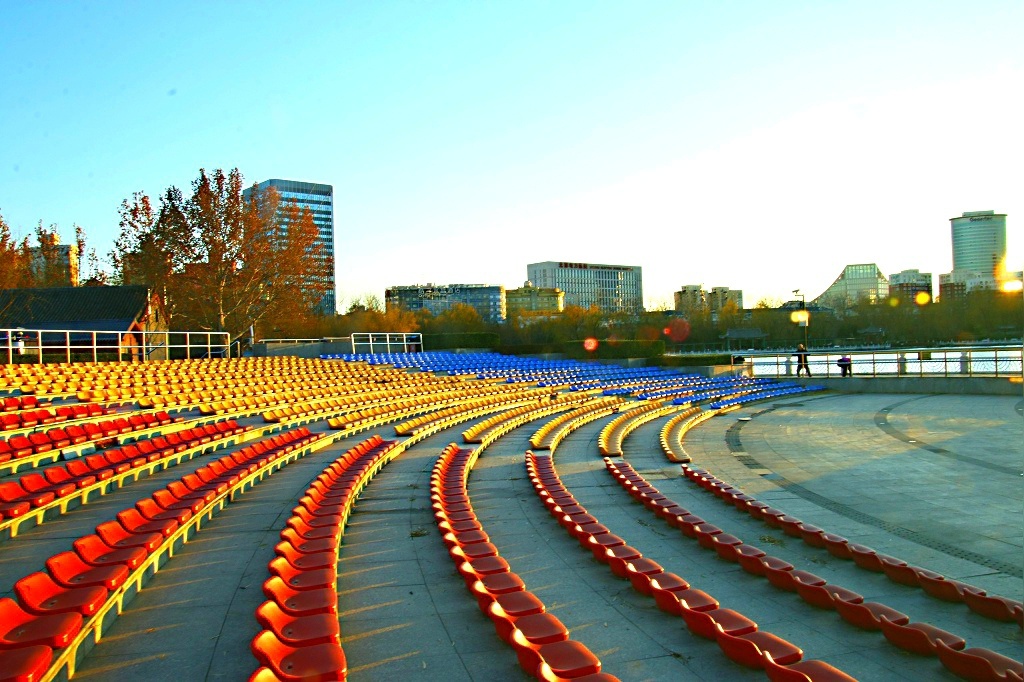 夕照露天剧场一摄于北京市莲花池公园