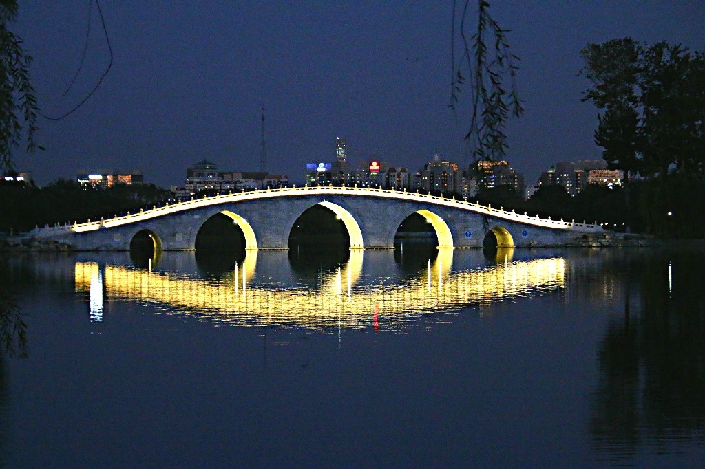 夜色桥影一摄于北京市玉渊潭公园