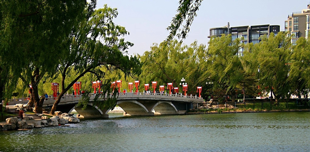 装扮喜庆三孔桥一摄于北京市陶然亭公园