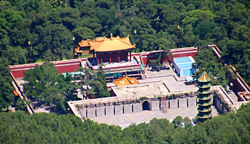 山下一在北京市香山公园香炉峰俯拍