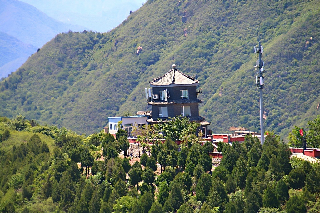 山下一在北京市香山公园香炉峰俯拍