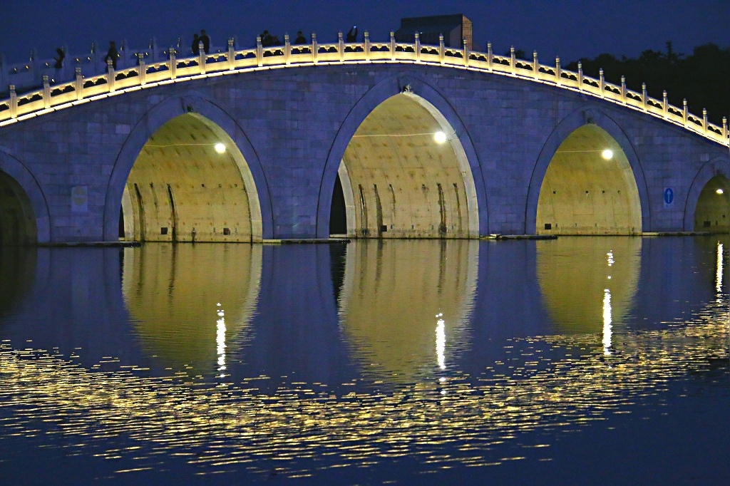 夜色桥影一摄于北京市玉渊潭公园
