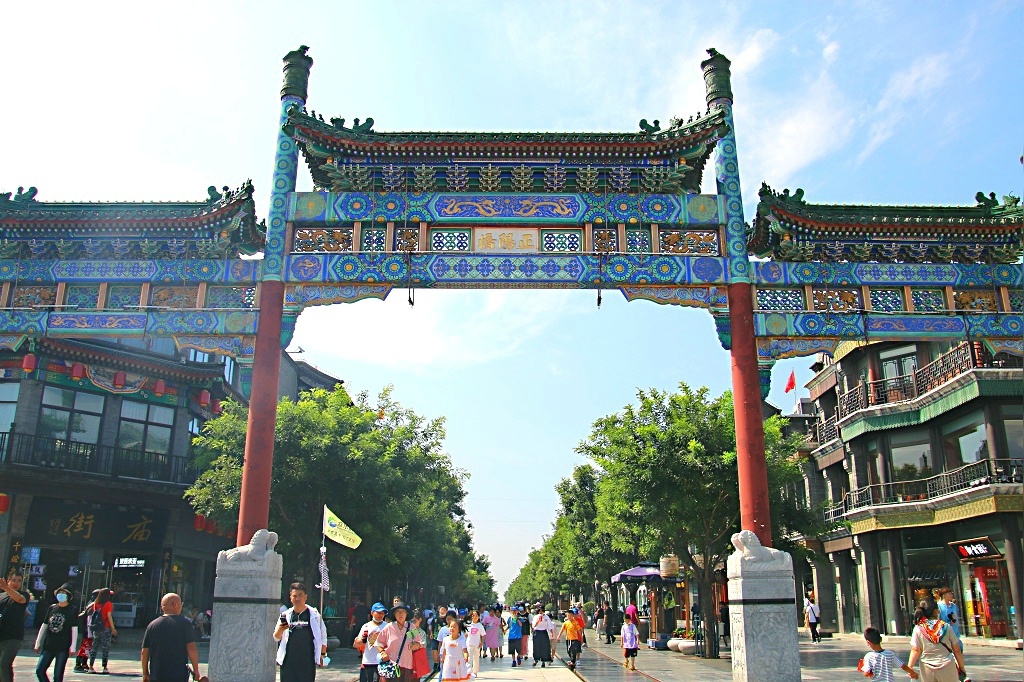 前门牌坊一摄于北京市东城区前门商业街