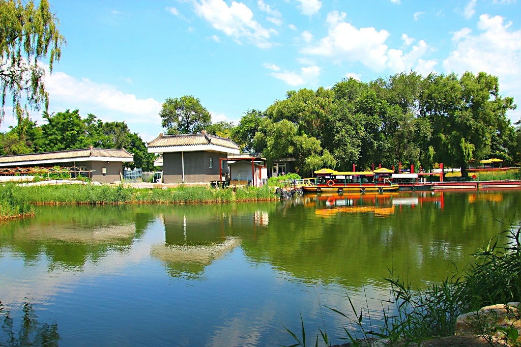 蓝天白云倒影美一摄于北京市海淀区圆明园遗址公园
