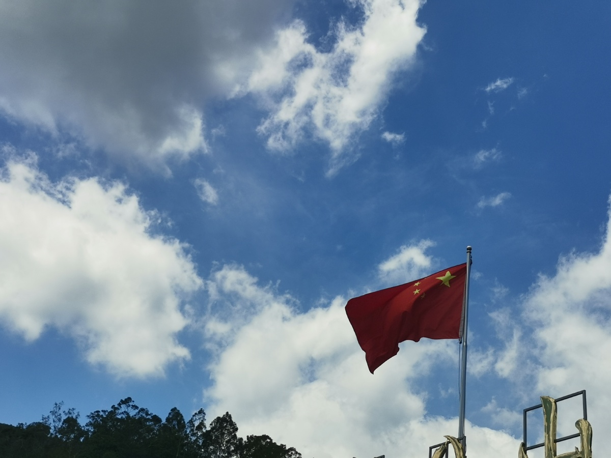 蔚蓝天空下红旗飘飘